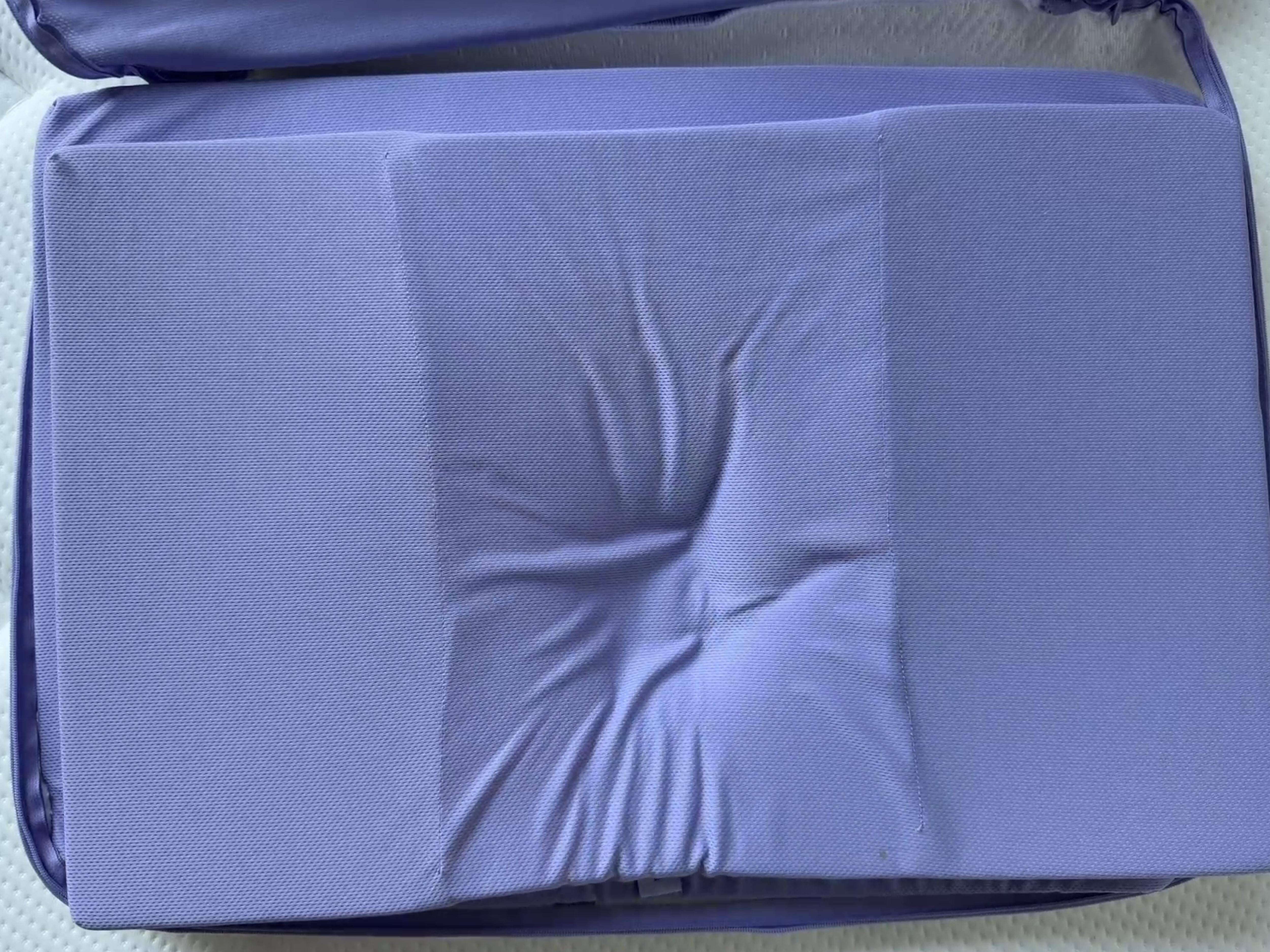 Wenn Du die Verpackung öffnest, fällt Dir sofort die gute Qualität des Kissens auf. Foto: © Schlaf.de